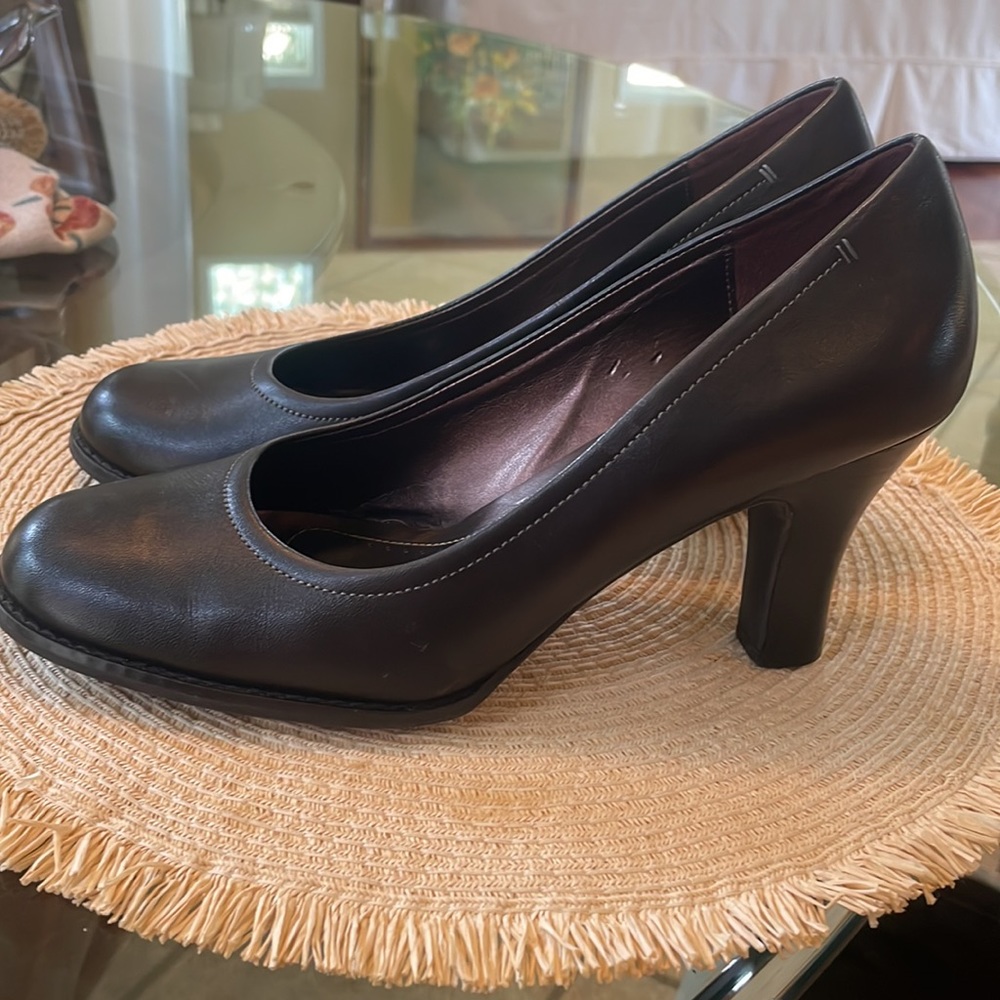 Black size 8 Naturalizer rounded toe leather pumps